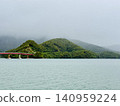 霧氣瀰漫的大海，雨天的青戶橋，一座紅色的鐵橋 140959224