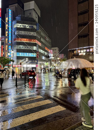 在一個雨夜的池袋,我被突如其來的暴雨淋透了。 在一個雨夜的池袋,我被突如其來的暴雨淋透了。 140959225