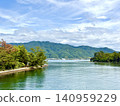 湖面上漂浮著一座小島，天空朦朧，天橋立，阿蘇灣一側。 140959229