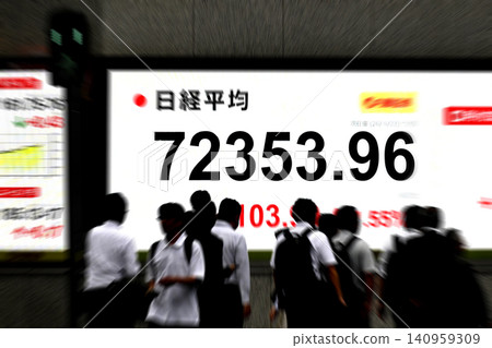 東京股市股價首度突破72,000日圓大關，收在7,2353.96日圓。東證指數也創下歷史新高。 140959309