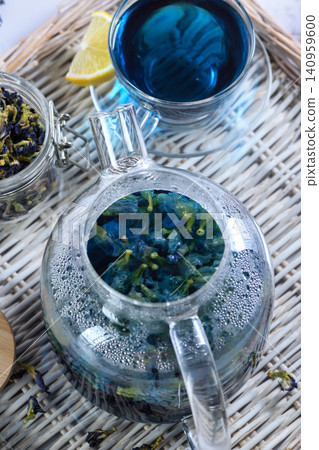Top view of brewing blue butterfly pea tea in glass teapot 140959600