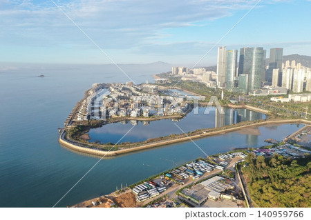 從空中俯瞰廈門婺源灣雲海之上的一座塔樓。 從空中俯瞰廈門婺源灣雲海之上的一座塔樓。 140959766