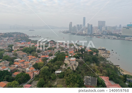 從鼓浪嶼眺望海峽對岸廈門的城市天際線。 從鼓浪嶼眺望海峽對岸廈門的城市天際線。 140959768
