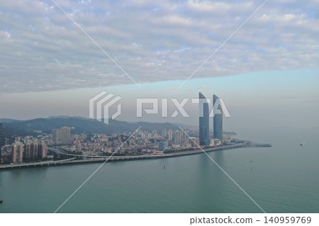 從空中俯瞰沿海公路上的廈門雙子星大樓。 從空中俯瞰沿海公路上的廈門雙子星大樓。 140959769