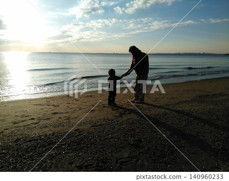 Parent and child playing at the beach Parent and child playing at the beach 140960233