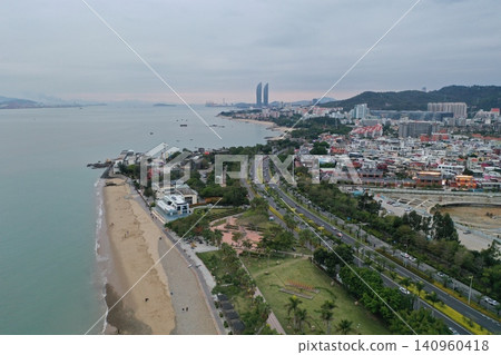 從空中俯瞰廈門沿海色彩繽紛的村莊和海灘。 從空中俯瞰廈門沿海色彩繽紛的村莊和海灘。 140960418