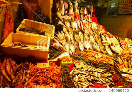 土耳其伊斯坦堡的新鮮魚市 土耳其伊斯坦堡的新鮮魚市 140960420