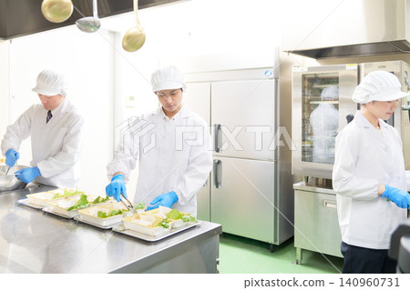 食品廠員工正在分配烹飪任務 140960731