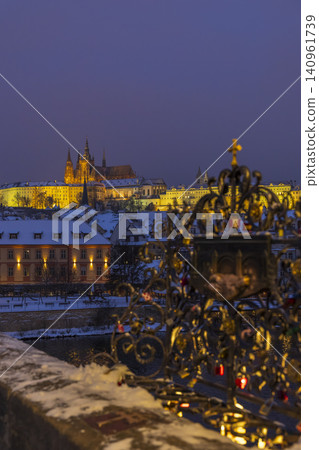 Prague Castle panorama from Karluv most at night 140961739