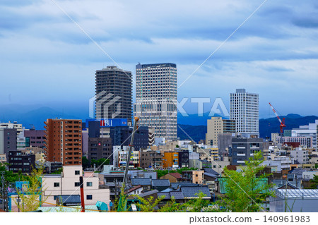 從飛蠅訪山眺望福井站週邊的城市景觀。 從飛蠅訪山眺望福井站週邊的城市景觀。 140961983