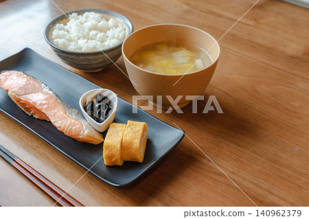 日式早餐包括烤鮭魚、蛋捲、米飯和味噌湯（右側留白） 140962379