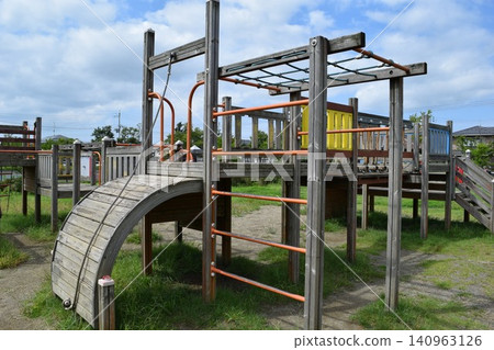 兒童公園的木製遊樂場 兒童公園的木製遊樂場 140963126