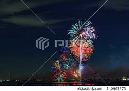 夜空中閃耀著五彩繽紛的星芒 夜空中閃耀著五彩繽紛的星芒 140963373