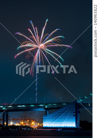 The STAR ISLAND 2026 fireworks display brilliantly illuminates the night sky over Odaiba, Tokyo. The STAR ISLAND 2026 fireworks display brilliantly illuminates the night sky over Odaiba, Tokyo. 140963822