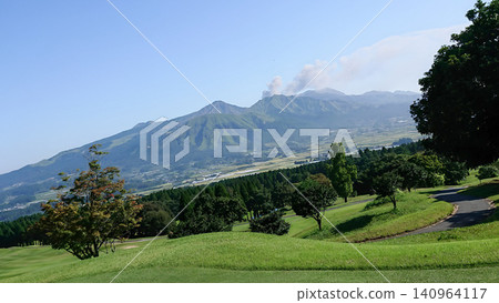一幅令人耳目一新的畫面,展現了雄偉的阿蘇山山脈和廣闊草原的美麗自然風光。 一幅令人耳目一新的畫面,展現了雄偉的阿蘇山山脈和廣闊草原的美麗自然風光。 140964117