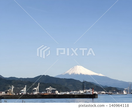 從港口起重機的遠處可以看到富士山的壯麗景色，展現了工業與自然和諧共存的景象。 140964118