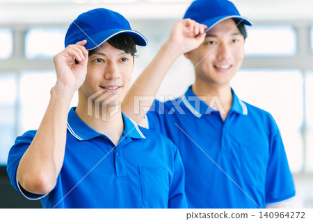 一位運輸公司的年輕工人向你打招呼。 一位運輸公司的年輕工人向你打招呼。 140964272