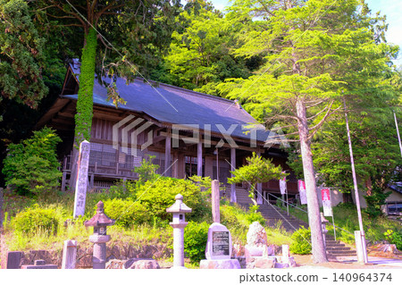The lower worship hall, enveloped in fresh greenery. The lower worship hall, enveloped in fresh greenery. 140964374