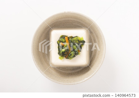 涼拌豆腐(配芥末莖、醃芥菜和海帶) 涼拌豆腐(配芥末莖、醃芥菜和海帶) 140964573