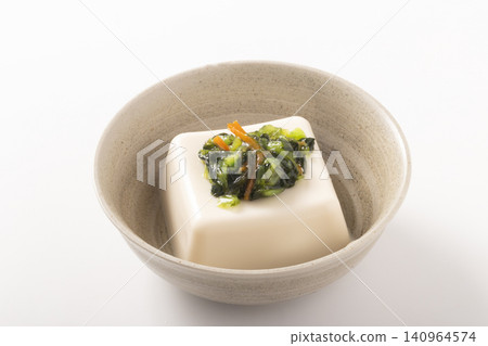 涼拌豆腐(配芥末莖、醃芥菜和海帶) 涼拌豆腐(配芥末莖、醃芥菜和海帶) 140964574