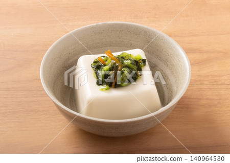 涼拌豆腐(配芥末莖、醃芥菜和海帶) 涼拌豆腐(配芥末莖、醃芥菜和海帶) 140964580