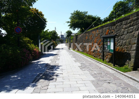 這座俯瞰函館市的山頂上有一座引人注目的美麗教堂。 這座俯瞰函館市的山頂上有一座引人注目的美麗教堂。 140964851