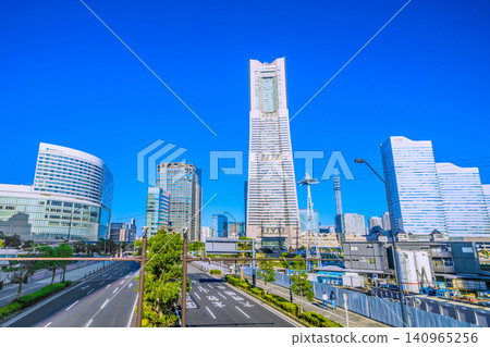 日本橫濱：櫻木町車站前的城市景觀。一座超高層綜合用途建築正在橫濱北中塔正前方建設。 （2024年11月3日） 140965256