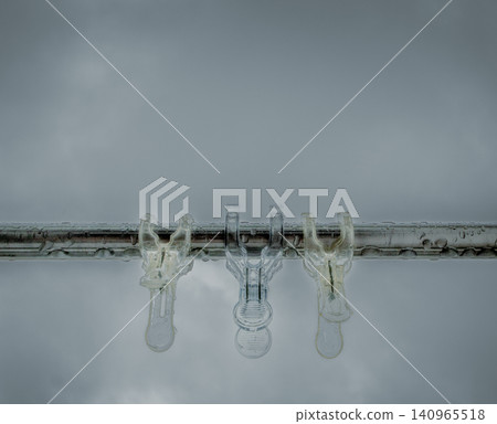 雨季晾衣繩上,雨滴使晾曬衣物變得困難-3 雨季晾衣繩上,雨滴使晾曬衣物變得困難-3 140965518