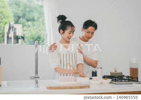 廚房場景:一對親密的夫妻有說有笑,開心地打包午餐盒。 廚房場景:一對親密的夫妻有說有笑,開心地打包午餐盒。 140965550