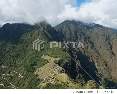 從華納比丘山頂看馬丘比丘遺址和海勒姆賓厄姆路(秘魯) 從華納比丘山頂看馬丘比丘遺址和海勒姆賓厄姆路(秘魯) 140965810