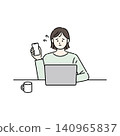 一張女性面露憂色、正在使用電腦或手機的圖片。 140965837