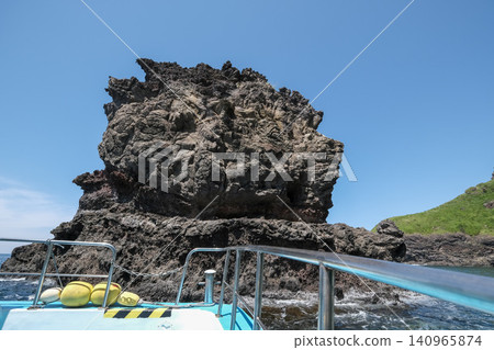 【西之島】從觀光船上看到的西之島 【西之島】從觀光船上看到的西之島 140965874