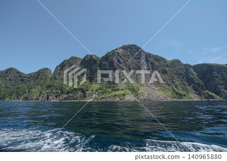 [Nishinoshima] Nishinoshima as seen from a sightseeing boat 140965880