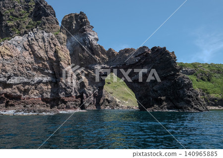 【西之島】從觀光船上看到的西之島 【西之島】從觀光船上看到的西之島 140965885