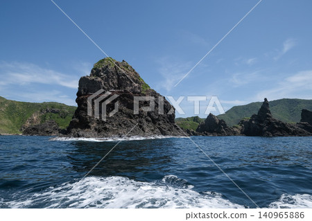 【西之島】從觀光船上看到的西之島 【西之島】從觀光船上看到的西之島 140965886