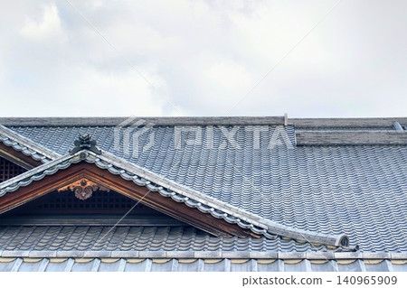 藍天映襯著日本傳統寺廟和神社美麗的瓦頂。 140965909