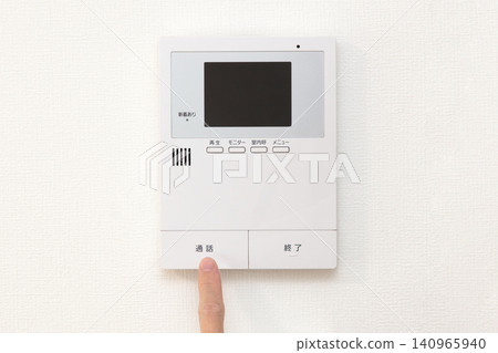 操作對講機的人的手 140965940