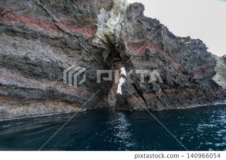 【西之島】從觀光船上看到的西之島 【西之島】從觀光船上看到的西之島 140966054