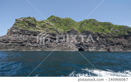 【西之島】從觀光船上看到的西之島 【西之島】從觀光船上看到的西之島 140966067