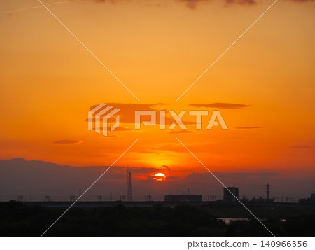 夕陽西下,落日映照著西邊的天空,天空被染成了橘色。 夕陽西下,落日映照著西邊的天空,天空被染成了橘色。 140966356