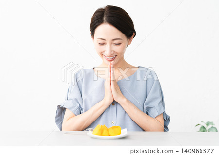 女人吃柿子 食物圖片 女人吃柿子 食物圖片 140966377