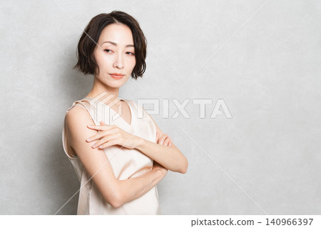 Posing short-haired woman beauty image Posing short-haired woman beauty image 140966397