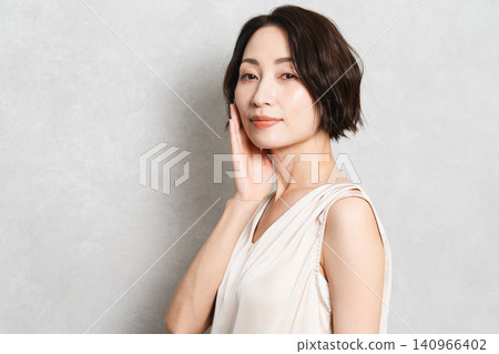 擺姿勢的短髮女性美照 擺姿勢的短髮女性美照 140966402