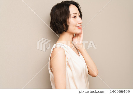 Posing short-haired woman beauty image Posing short-haired woman beauty image 140966409