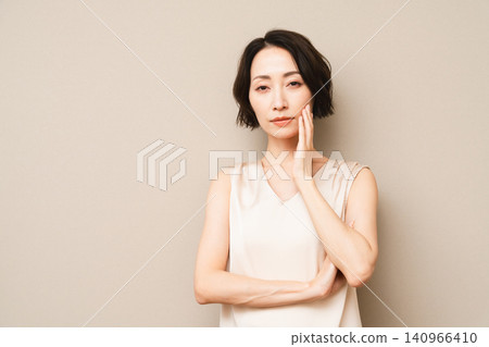 Posing short-haired woman beauty image Posing short-haired woman beauty image 140966410