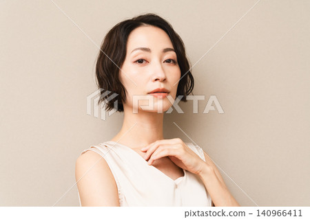 擺姿勢的短髮女性美照 擺姿勢的短髮女性美照 140966411