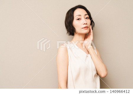 擺姿勢的短髮女性美照 擺姿勢的短髮女性美照 140966412