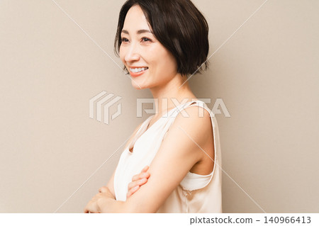 擺姿勢的短髮女性美照 擺姿勢的短髮女性美照 140966413