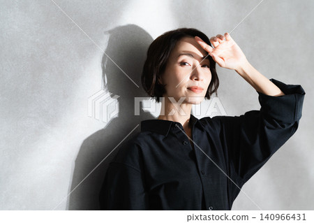 Posing short-haired woman beauty image Posing short-haired woman beauty image 140966431