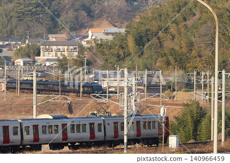 JR九州的列車正在運行 JR九州的列車正在運行 140966459